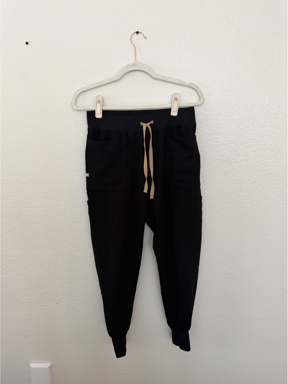 FIGS scrubs Black qua Jogger with Beige Drawstring Nepal Zamora